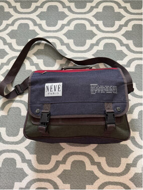 Neve Paris color block 90s Y2K vibe men’s or unisex multi pocket messenger bag